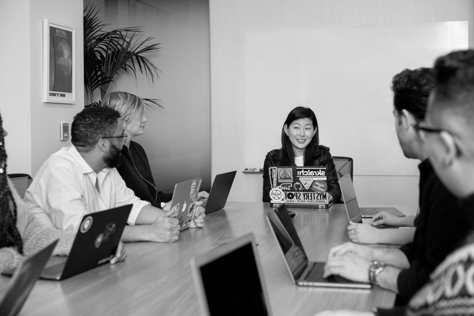 Studierende arbeiten an KI-Modellen in einer modernen Lernumgebung